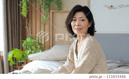 寝起きの女性 寝起きの女性 113833488