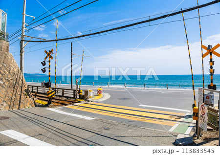 湘南海岸 鎌倉高校前踏切と七里ヶ浜 湘南海岸 鎌倉高校前踏切と七里ヶ浜 113833545