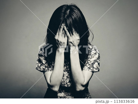 絶望的な感情／顔を手で覆って泣く女性 113833616