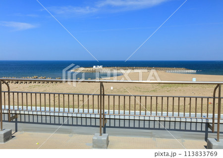 【石川県】晴天の徳光パーキングエリアから見た徳光海水浴場　 113833769