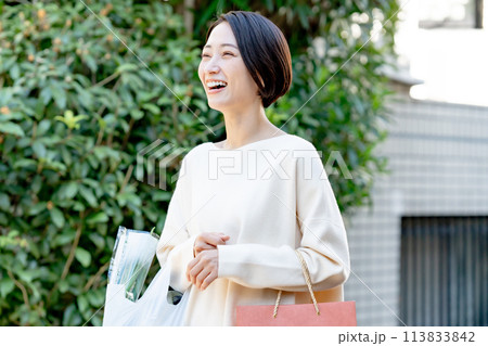 買い物袋を持つ女性 買い物袋を持つ女性 113833842