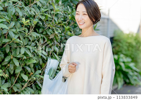 買い物袋を持つ女性 買い物袋を持つ女性 113833849
