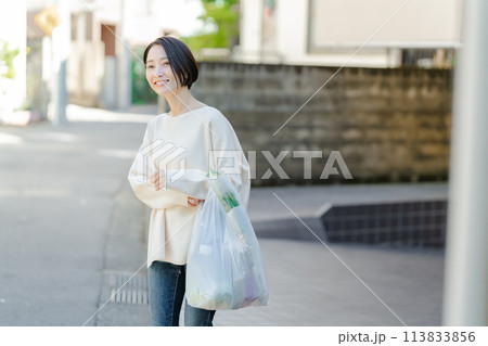 買い物袋を持つ女性 113833856