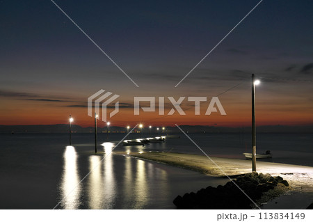 【太良海中道路 (明け方)】 佐賀県藤津郡太良町多良 【太良海中道路 (明け方)】 佐賀県藤津郡太良町多良 113834149