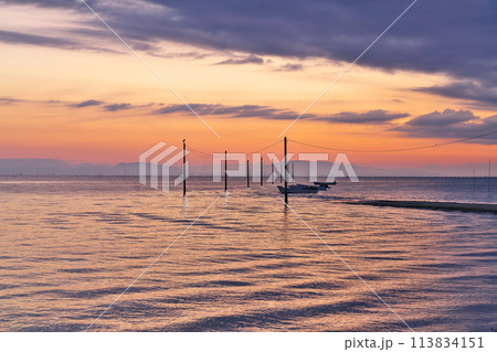 【太良海中道路 (明け方)】 佐賀県藤津郡太良町多良 【太良海中道路 (明け方)】 佐賀県藤津郡太良町多良 113834151