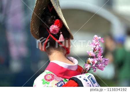 徳島市阿波踊り 春の祭典「はなはるフェスタ」出番待ち有名連の女の子 徳島市阿波踊り 春の祭典「はなはるフェスタ」出番待ち有名連の女の子 113834192