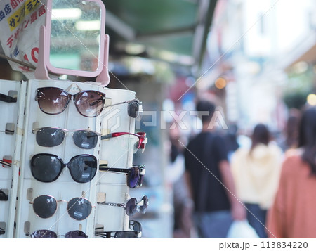 サングラス売り場（観光地の土産物店） 113834220