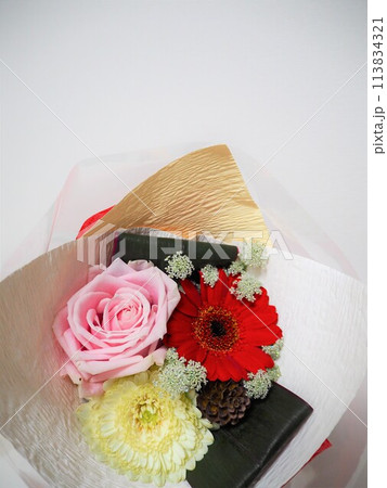 かわいいバラとガーベラの花束 113834321