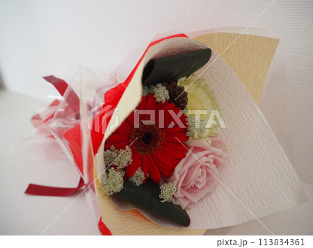 かわいいガーベラとバラの花束 かわいいガーベラとバラの花束 113834361