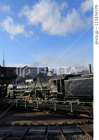 蒸気機関車・C61形2号機・車両番号C612の転車台と青空 113834376