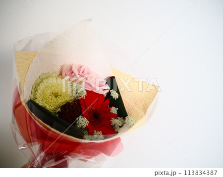 かわいいガーベラとバラの花束 かわいいガーベラとバラの花束 113834387