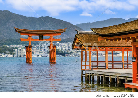 広島 嚴島神社 左楽房と大鳥居 広島 嚴島神社 左楽房と大鳥居 113834389