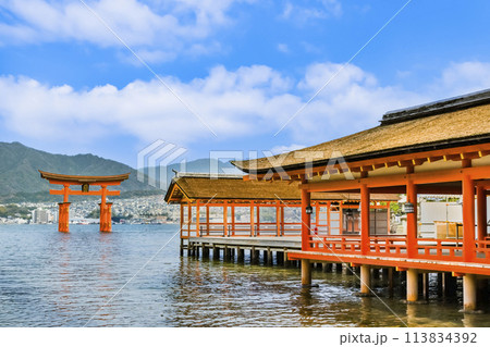 広島 嚴島神社 左楽房と大鳥居 広島 嚴島神社 左楽房と大鳥居 113834392