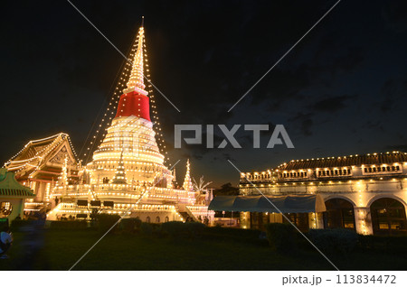 Night time of the most important place of worship When Phra Samut Chedi is the seal of Samut Prakan city, which the call it by another name Phra Chedi in the middle of water. 113834472