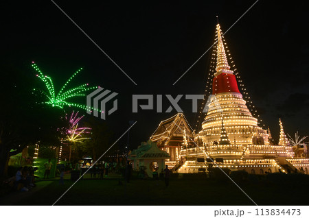 Night time of the most important place of worship When Phra Samut Chedi is the seal of Samut Prakan city, which the call it by another name Phra Chedi in the middle of water. 113834473