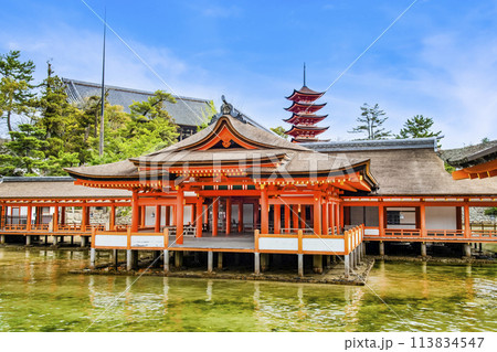 広島 嚴島神社　客神社祓殿と五重塔 113834547