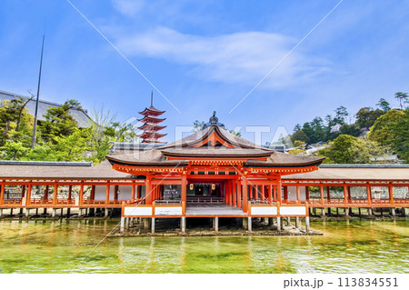 広島 嚴島神社　客神社祓殿と五重塔 113834551