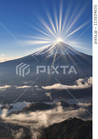 新道峠より雲海の富士山上空に差し込む太陽光線 113834635