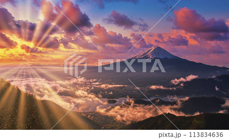 新道峠より雲海の富士山上空に差し込む太陽光線 113834636