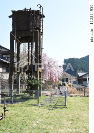 JR名松線終着駅「伊勢奥津」給水塔と枝垂桜、気動車 JR名松線終着駅「伊勢奥津」給水塔と枝垂桜、気動車 113834959