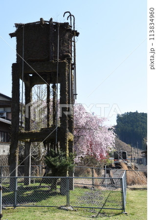 JR名松線終着駅「伊勢奥津」給水塔と枝垂桜、気動車 JR名松線終着駅「伊勢奥津」給水塔と枝垂桜、気動車 113834960