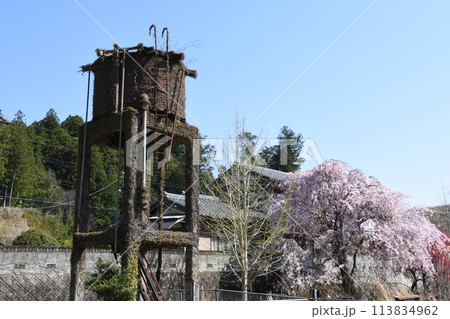 JR名松線終着駅「伊勢奥津」給水塔と枝垂桜 JR名松線終着駅「伊勢奥津」給水塔と枝垂桜 113834962