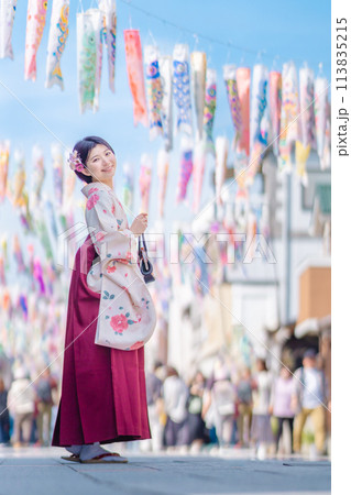 大正ロマン通りを袴姿で歩く若い女性 大正ロマン通りを袴姿で歩く若い女性 113835215