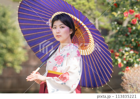 日本庭園で袴姿でポーズを取る若い女性 日本庭園で袴姿でポーズを取る若い女性 113835221