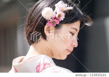 髪飾りをつけた和装の女性 113835222
