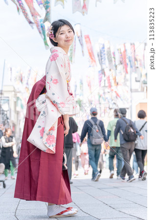 大正ロマン通りを袴姿で歩く若い女性 113835223