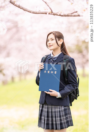 満開の桜の中、卒業の日を迎えた女子高生 113835229