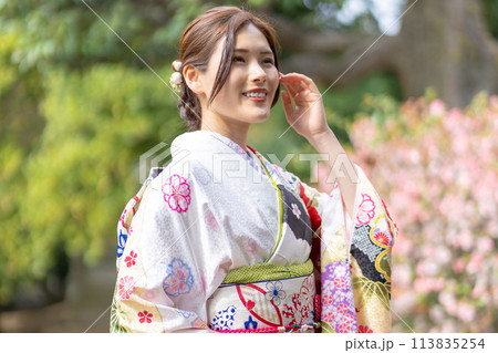 振袖で庭園を歩く若い女性 振袖で庭園を歩く若い女性 113835254