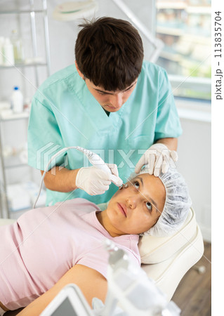 doctor utilizes RF lifting 113835704