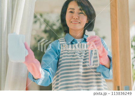 a forty-something woman 113836249