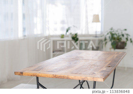 白い部屋のテーブル 113836848