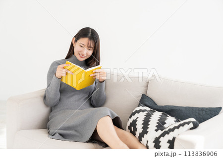 本を読む女性 本を読む女性 113836906