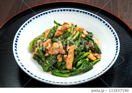 秋田県の野菜、ふくたちと鶏肉の炒め物 113837190