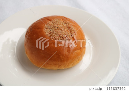 白い皿に乗った小倉アンパン 白い皿に乗った小倉アンパン 113837362