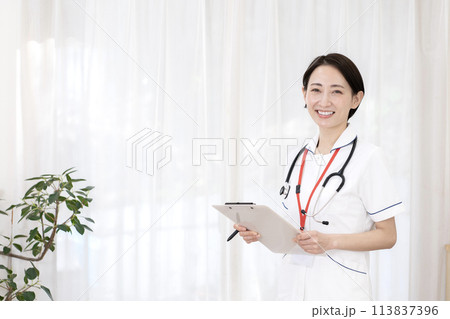 女性看護師　訪問看護　在宅医療 113837396