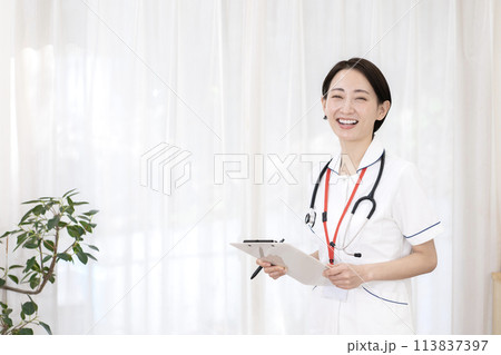 女性看護師 訪問看護 在宅医療 女性看護師 訪問看護 在宅医療 113837397