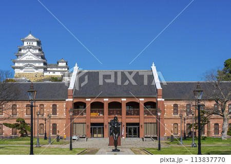 青空に映える姫路市立美術館と姫路城天守 113837770