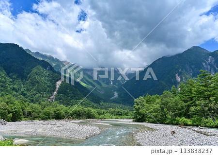 青空バックに見る夏の上高地の情景 113838237
