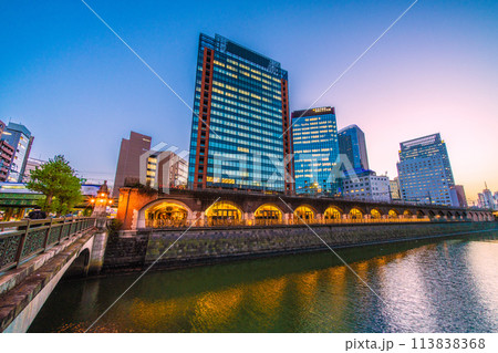 日本の東京都市景観 万世橋やマーチエキュート、神田川、電車などを望む・夜景(右奥は御茶ノ水駅方向) 日本の東京都市景観 万世橋やマーチエキュート、神田川、電車などを望む・夜景(右奥は御茶ノ水駅方向) 113838368