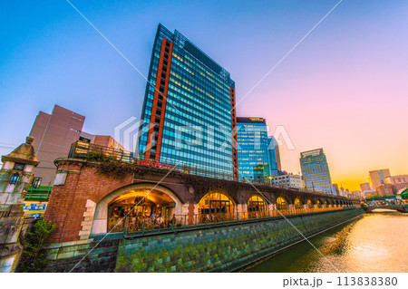 日本の東京都市景観 万世橋からマーチエキュートや神田川を望む・夜景（右奥は御茶ノ水駅方向） 113838380