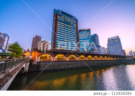 日本の東京都市景観 万世橋やマーチエキュート、神田川、電車などを望む・夜景（右奥は御茶ノ水駅方向） 113838384