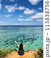 沖縄の海と女性の写真 113838756