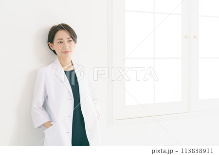 白衣を着た女性のポートレート 113838911