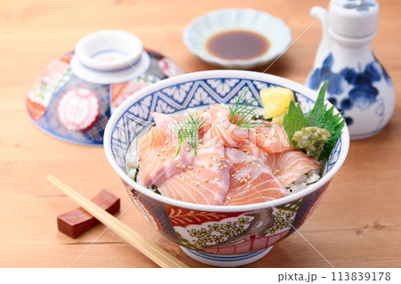 サーモン丼（ どんぶり ） 113839178
