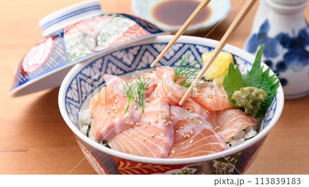 サーモン丼（ どんぶり ） 113839183