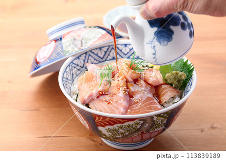 サーモン丼（ どんぶり ） 113839189